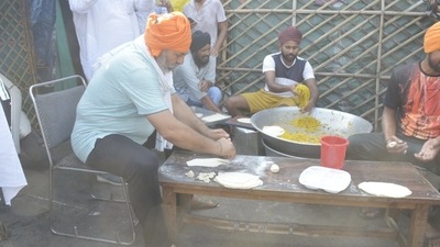 National spokesperson of Bharatiya Kisan Union Rakesh Tikai preparing breakfast for farmers during Bharat Bandh at Delhi Ghazipur border. (HT Photo/Sakib Ali) National spokesperson of Bharatiya Kisan Union Rakesh Tikai preparing breakfast for farmers during Bharat Bandh at Delhi Ghazipur border. (HT Photo/Sakib Ali)