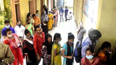 Beneficiaries form a queue to receive their Covid vaccine doses in Lucknow. (Deepak Gupta/HT Photo) Beneficiaries form a queue to receive their Covid vaccine doses in Lucknow. (Deepak Gupta/HT Photo)