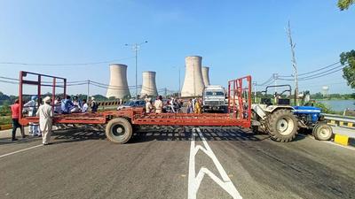 Farmers blocking the key Bhai Ghanaiyya Chowk in Bathinda on Monday in response to the Bharat Bandh called by the Samyukta Kisan Morcha against the farm laws. (SAnjeev Kumar/HT)