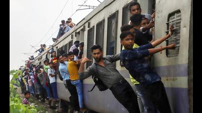The Chandigarh Gorakhpur Express Special will leave at 11:15pm on Thursdays and will reach Gorakhpur at 6pm on Fridays. It will pass through Ambala, Saharanpur, Moradabad, Bareilly, Lucknow, Barabanki, Gonda and Basti stations en route Gorakhpur. (HT FILE PHOTO)