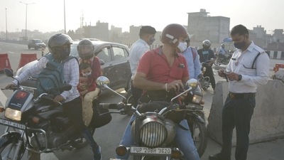 Ghaziabad Traffic Police checks ID cards of vehicular passengers. (HT Photo) Ghaziabad Traffic Police checks ID cards of vehicular passengers. (HT Photo)