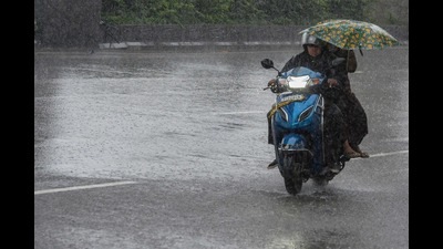 Motorists make their way amid heavy rains along a road in Hyderabad on September 27, 2021, the morning after cyclone Gulab made landfall between the coastal Indian states of Odisha and Andhra Pradesh. (Photo by NOAH SEELAM / AFP) (AFP) Motorists make their way amid heavy rains along a road in Hyderabad on September 27, 2021, the morning after cyclone Gulab made landfall between the coastal Indian states of Odisha and Andhra Pradesh. (Photo by NOAH SEELAM / AFP) (AFP)
