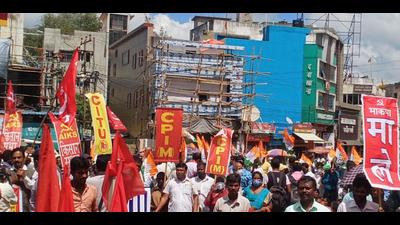 The Bharat Bandh called to mark one year of the contentious farm laws on Monday got limited response in Jharkhand, with workers of opposition parties hitting the streets and blocking traffic at major places in district towns and cities across the state. (HT PHOTO)