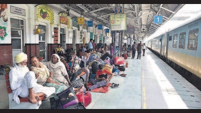 Passengers stranded at the Ludhiana Railway Station amid the Bharat Bandh called by farmers’ unions on Monday. (Gurpreet SIngh/HT) Passengers stranded at the Ludhiana Railway Station amid the Bharat Bandh called by farmers’ unions on Monday. (Gurpreet SIngh/HT)
