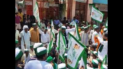 BKU workers staging a protest during Bharat Bandh in Dhumanganj in Prayagraj on Monday. (HT photo) BKU workers staging a protest during Bharat Bandh in Dhumanganj in Prayagraj on Monday. (HT photo)