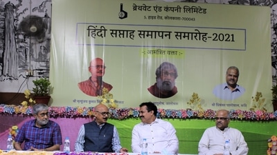Several Hindi poets like Mrityunjay Kumar Singh (IPS), Professor Ashutosh and Professor Priyankar Paliwal graced the occasion during the concluding session. (SOURCED) Several Hindi poets like Mrityunjay Kumar Singh (IPS), Professor Ashutosh and Professor Priyankar Paliwal graced the occasion during the concluding session. (SOURCED)