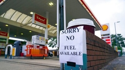 Pumps across British cities were either closed or had signs saying fuel was unavailable on Monday, In picture - A petrol station in Bracknell, England. (AP) Pumps across British cities were either closed or had signs saying fuel was unavailable on Monday, In picture - A petrol station in Bracknell, England. (AP)