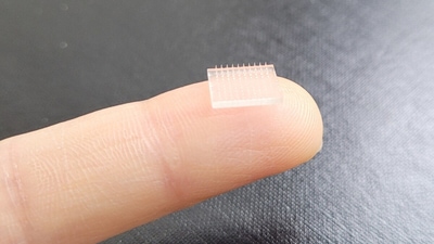 The technique uses 3D-printed microneedles lined up on a polymer patch and barely long enough to reach the skin to deliver vaccine. (uncnews.unc.edu) The technique uses 3D-printed microneedles lined up on a polymer patch and barely long enough to reach the skin to deliver vaccine. (uncnews.unc.edu)