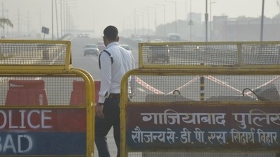 Ghaziabad Traffic Police stops the vehicles near Delhi Meerut Expressway in Ghaziabad in view of ongoing Bharat Bandh. (HT Photo/Sakib Ali) Ghaziabad Traffic Police stops the vehicles near Delhi Meerut Expressway in Ghaziabad in view of ongoing Bharat Bandh. (HT Photo/Sakib Ali)