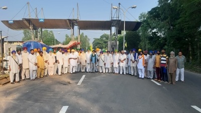 Farmers stage protest in Punjab's Doaba. (HT Photo) Farmers stage protest in Punjab's Doaba. (HT Photo)