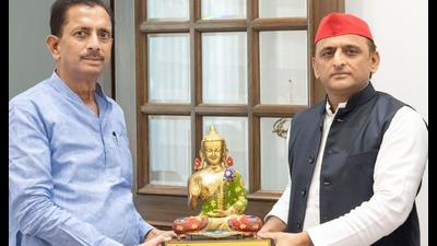 Bahujan Samaj Party (BSP) national general secretary RS Kushwaha met Samajwadi Party chief Akhilesh Yadav on Monday. (Sourced) Bahujan Samaj Party (BSP) national general secretary RS Kushwaha met Samajwadi Party chief Akhilesh Yadav on Monday. (Sourced)