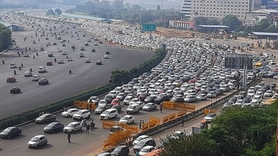 Huge traffic jam is seen at the Gurugram border. (Vipin Kumar/HT Photo) Huge traffic jam is seen at the Gurugram border. (Vipin Kumar/HT Photo)