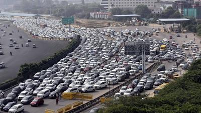 Heavy barricading by the Delhi Police at the Sirhaul toll plaza on Monday morning triggered a massive backlog of vehicles for around two kilometres, up to Shankar Chowk, in Gurugram. (Vipin Kumar/HT PHOTO) Heavy barricading by the Delhi Police at the Sirhaul toll plaza on Monday morning triggered a massive backlog of vehicles for around two kilometres, up to Shankar Chowk, in Gurugram. (Vipin Kumar/HT PHOTO)