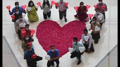 Doctors and medical staff make a heart of rose petals and demonstrate CPR during a heart attack, on the occasion of World Heart Day at a hospital in Mumbai on Monday. (HT Photo)