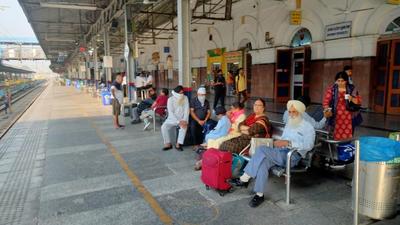 Railway passengers left stranded at Amritsar station on Monday after trains were cancelled due to blockades by protesters in response to the Bharat Bandh called by the Samyukta Kisan Union. (Sameer Sehgal/HT) Railway passengers left stranded at Amritsar station on Monday after trains were cancelled due to blockades by protesters in response to the Bharat Bandh called by the Samyukta Kisan Union. (Sameer Sehgal/HT)