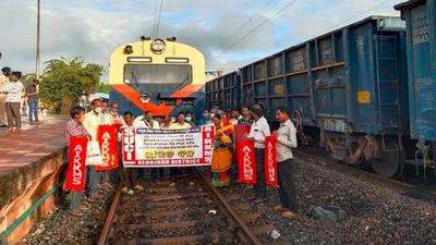 Protesting farmers’ organisations stopped trains at several places in Odisha including at Keonjhar, Bhubaneswar , Balasore, Bolangir. (HT Photo) Protesting farmers’ organisations stopped trains at several places in Odisha including at Keonjhar, Bhubaneswar , Balasore, Bolangir. (HT Photo)