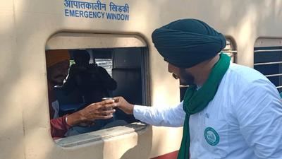 The farmers told passengers in Barnala that they been forced to call a Bharat Bandh, with the Centre not accepting their demand to repeal the farm laws. (HT Photo) The farmers told passengers in Barnala that they been forced to call a Bharat Bandh, with the Centre not accepting their demand to repeal the farm laws. (HT Photo)