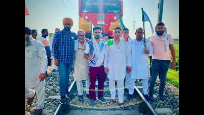 Farmers blocking a rail track in Yamunanagar in response to the Bharat Bandh called to protest the farm laws on Monday. (HT Photo) Farmers blocking a rail track in Yamunanagar in response to the Bharat Bandh called to protest the farm laws on Monday. (HT Photo)