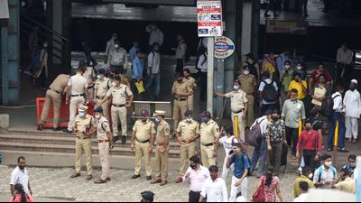 Police security beefed up as major opposition parties and trade unions support Bharat Bandh called by Samyukta Kisan Morcha (SKM), the umbrella body of farmers, against central government's three farm laws, at Andheri (West). (HT PHOTO)
