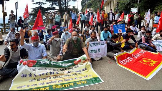 Farmers raise slogans during nationwide 'Bharat Bandh' called by the Samyukt Kisan Morcha to mark the first anniversary of the enactment of the three farm laws in Shimla on Monday. (ANI) Farmers raise slogans during nationwide 'Bharat Bandh' called by the Samyukt Kisan Morcha to mark the first anniversary of the enactment of the three farm laws in Shimla on Monday. (ANI)
