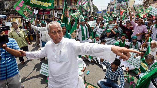 Bihar RJD president Jagdanand Singh with supporters in Patna during Bharat Bandh against Central government's three farm reform laws. (PTI Photo)