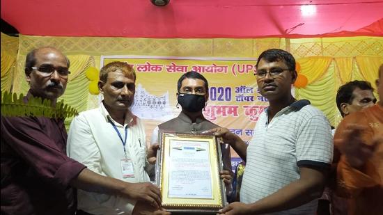 UPSC topper Shubham Kumar being felicitated at his village. (HT Photo)
