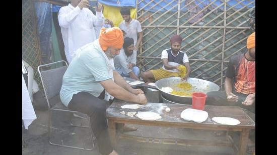 The Samyukt Kisan Morcha (SKM) is observing a 10-hour strike to mark the first anniversary of the enactment of the three farm laws (HT Photo)