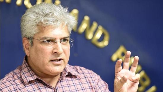 Delhi revenue minister Kailash Gahlot said more than 9,600 people have applied for the Delhi government’s financial aid scheme for the families of the victims of Covid-19 -- Mukhyamantri Covid 19 Parivar Arthik Sahayata Yojna. (Arvind Yadav/HT Photo)