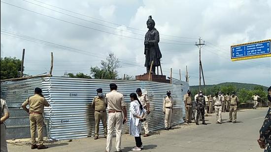 The Madhya Police has filed a case against 150 people after a clash between two groups over an attempt to unveil the plaque of King Mihir Bhoj’s statute in Gwalior (HT Photo)