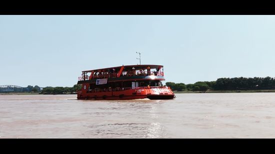 Uttar Pradesh tourism minister Neelkanth Tiwari (not in pic) flagged off a cruise boat at Sant Ravidas Ghat, Varanasi on World Tourism Day on Monday. (ht photo)