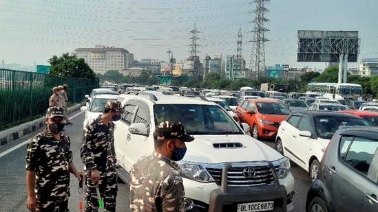 The personnel of Delhi Police checking vehicles at the Gurugram border during farmers' Bharat Bandh on Monday.(PTI Photo)