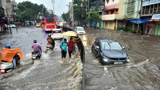 Vehicles wade through a waterlogged road in Hyderabad following heavy rain on Monday.(PTI Photo) Vehicles wade through a waterlogged road in Hyderabad following heavy rain on Monday.(PTI Photo)