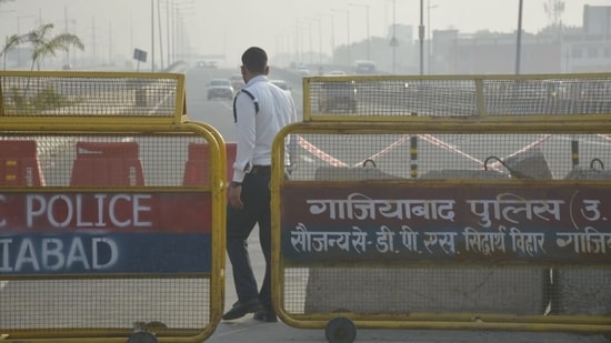 The Delhi Traffic Police closed the Ghazipur border due to Bharat Bandh on Monday, affecting vehicle movement on DND, Chilla and other routes connecting Uttar Pradesh to national capital. (Sakib Ali/HT Photo)