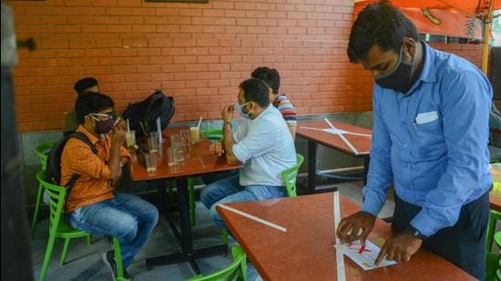 A restaurant in Pune. Representatives of the Pune hoteliers’ association write to the district authorities for timings of restaurants and bars till 1 am. (HT FILE)