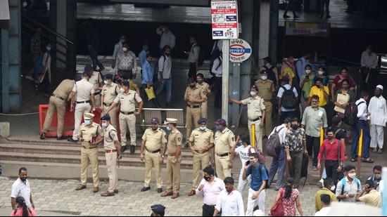 Police security beefed up as major opposition parties and trade unions support Bharat Bandh called by Samyukta Kisan Morcha (SKM), the umbrella body of farmers, against central government's three farm laws, at Andheri (West). (HT PHOTO)