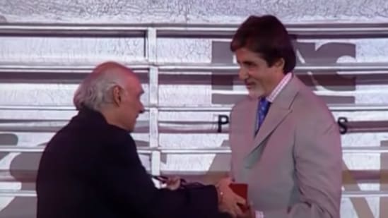 Yash Chopra presents Amitabh Bachchan with an award.