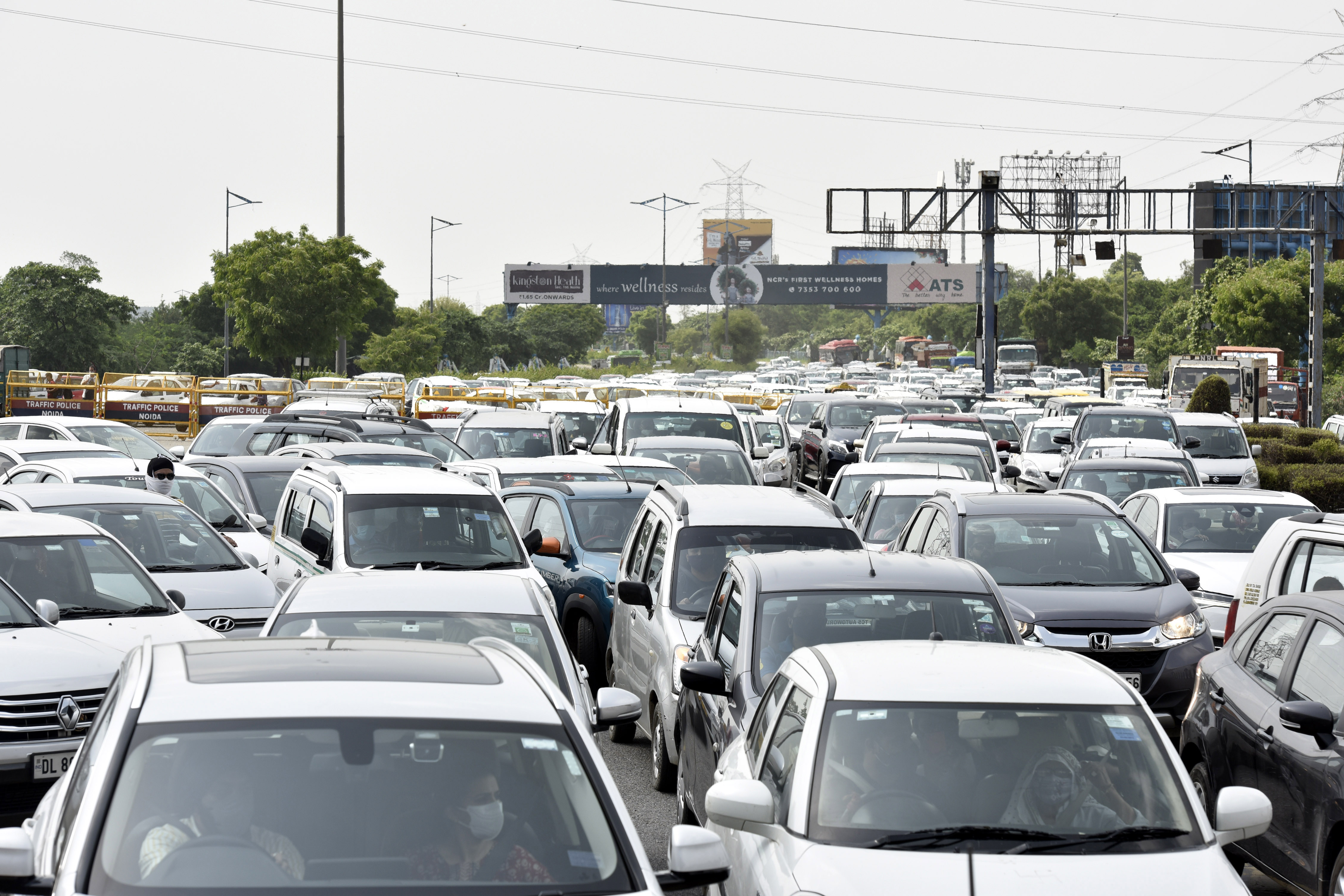 Noida, India - August 14, 2021: Traffic congestion on DND due to security search operations conducted by the city police on the eve of Independence Day, in Noida, India, on Saturday, August 14, 2021. (Photo by Sunil Ghosh / Hindustan Times) Noida, India - August 14, 2021: Traffic congestion on DND due to security search operations conducted by the city police on the eve of Independence Day, in Noida, India, on Saturday, August 14, 2021. (Photo by Sunil Ghosh / Hindustan Times)
