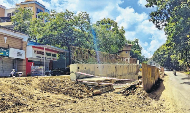 A service road near Vedh Vihar society in Kothrud under construction. Several such roads being dug up is a major problem for residents of the area. (RAHUL RAUT/HT) A service road near Vedh Vihar society in Kothrud under construction. Several such roads being dug up is a major problem for residents of the area. (RAHUL RAUT/HT)