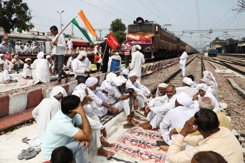 Farmers block railway tracks as part of protests against farm laws during nationwide protests, in Sonipat, northern state of Haryana, India, September 27, 2021. REUTERS/Anushree Fadnavi (REUTERS)