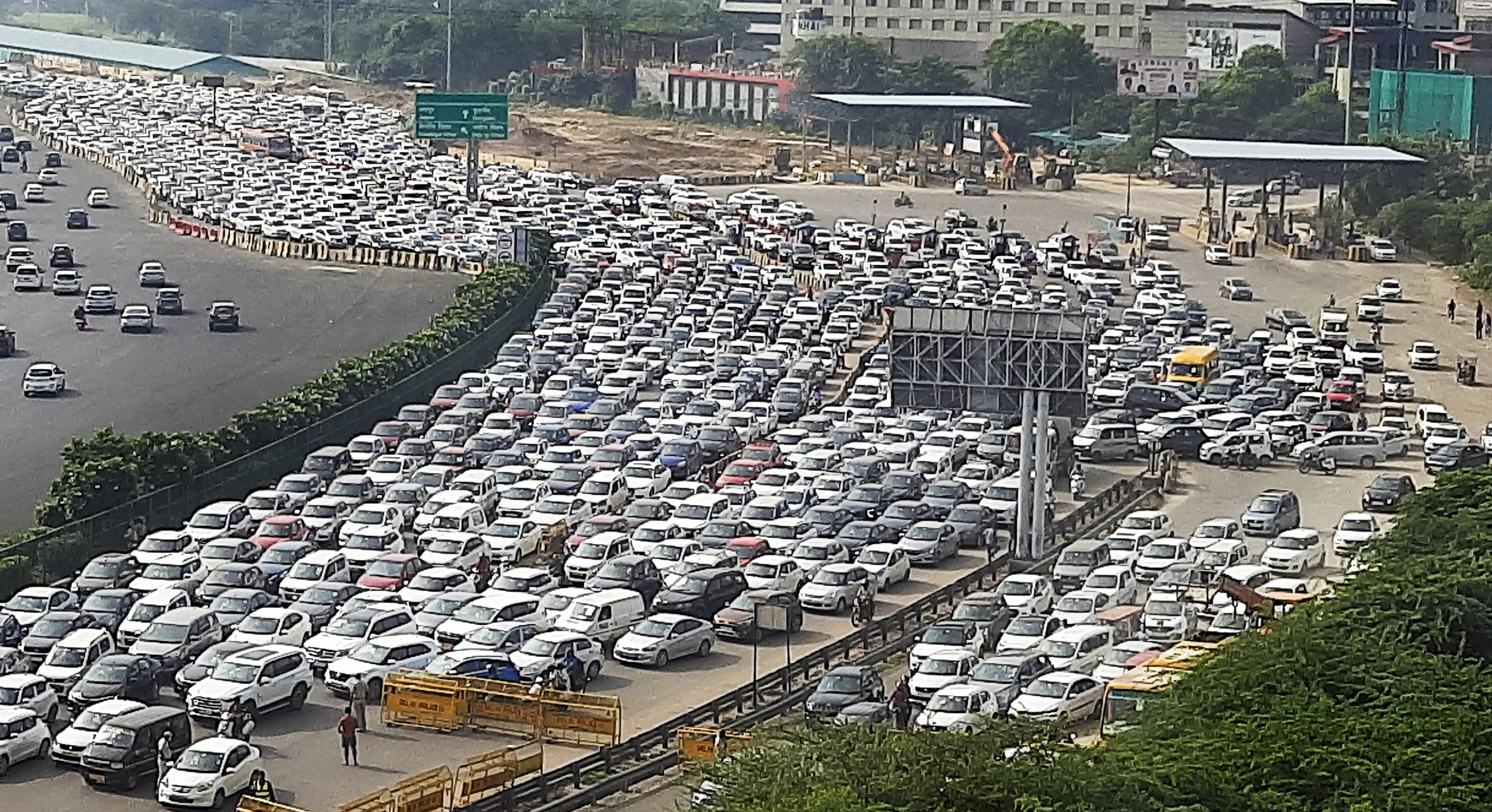 Gurugram: Massive traffic jam on Delhi- Gurugram expressway at Gurugram- Delhi border due to barricading by Delhi Police, in the view of 'Bharat Bandh' called by farmers organization, near Sirhaul Toll Plaza in Gurugram, Monday, Sept. 27, 2021. (PTI Photo) (PTI) Gurugram: Massive traffic jam on Delhi- Gurugram expressway at Gurugram- Delhi border due to barricading by Delhi Police, in the view of 'Bharat Bandh' called by farmers organization, near Sirhaul Toll Plaza in Gurugram, Monday, Sept. 27, 2021. (PTI Photo) (PTI)