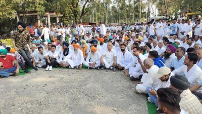 Naraingarh Sugar Mills workers, along with farmers, before ending their strike on Tuesday. (HT Photo)