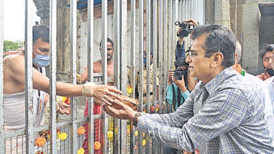 BJP leader Kirit Somaiya visits the Mahalaxmi temple in Kolhapur on Tuesday. Somaiya files complaint at Kolhapur police station. (ANIL VELHA/HT) BJP leader Kirit Somaiya visits the Mahalaxmi temple in Kolhapur on Tuesday. Somaiya files complaint at Kolhapur police station. (ANIL VELHA/HT)