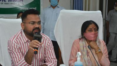 Ghaziabad municipal commissioner Mahendra Singh Tanwar and mayor Asha Sharma convening the executive board’s meeting on Tuesday. (Sakib Ali/HT photo) Ghaziabad municipal commissioner Mahendra Singh Tanwar and mayor Asha Sharma convening the executive board’s meeting on Tuesday. (Sakib Ali/HT photo)