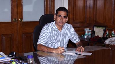 Mumbai civic commissioner Iqbal Singh Chahal took a review meeting with officials and directed that ward officers should personally visit areas in their ward and ensure potholes are filled on priority. (HT Photo) Mumbai civic commissioner Iqbal Singh Chahal took a review meeting with officials and directed that ward officers should personally visit areas in their ward and ensure potholes are filled on priority. (HT Photo)