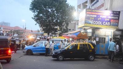 Cabs to Mumbai from Pune railway station. Hike in private cab rates adds to Pune-Mumbai commuter woes (HT FILE)