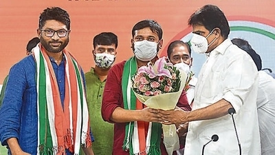 Jignesh Mevani and Kanhaiya Kumar with Congress leader KC Venugopal at the AICC headquarters in New Delhi. Raj k raj/ht photo