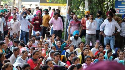 Unemployed ETT qualified teachers during a protest in Kharar on Tuesday. (HT Photo) Unemployed ETT qualified teachers during a protest in Kharar on Tuesday. (HT Photo)
