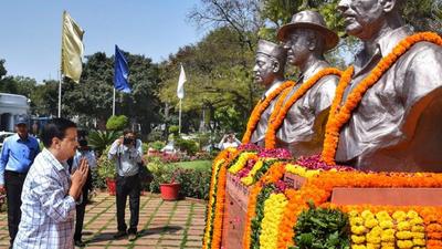 Delhi chief minister and the national convenor of AAP, Arvind Kejriwal on Monday paid floral tributes to Bhagat Singh (Photo Courtesy-Twitter)