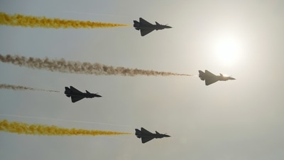Jets of Chinese People's Liberation Army (PLA) Air Force&nbsp;Bayi aerobatic team perform at the China International Aviation and Aerospace Exhibition, or Airshow China, in Zhuhai, Guangdong province, China September 28, 2021.&nbsp; (REUTERS/Aly Song)