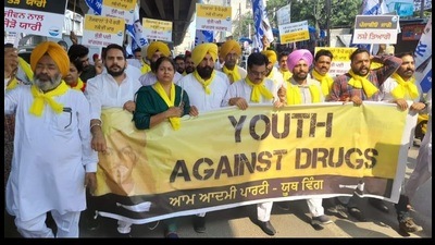 Aam Aadmi leaders and workers during a protest-cum-awareness march against the Punjab government at Railway Station Road in Ludhiana on Tuesday. (HT photo) Aam Aadmi leaders and workers during a protest-cum-awareness march against the Punjab government at Railway Station Road in Ludhiana on Tuesday. (HT photo)